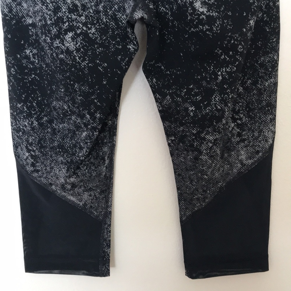 Like New Lole Workout Capri.‎ Medium - Picture 4 of 8